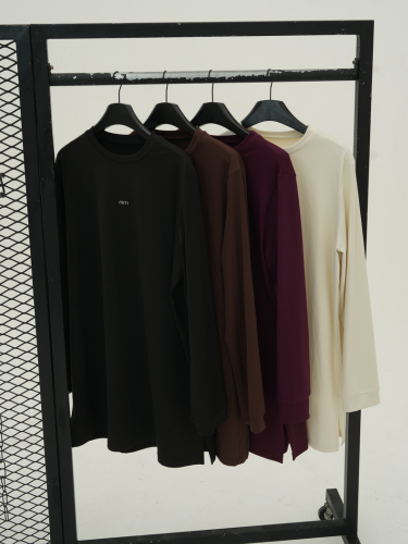 tenue de sport modeste pour musulmane ou femme voilée hijab de sport ensemble modeste sportwear activewear premium, femme voilée qui porte un ensemble de sport modeste noir, sportwear et activewear, hijab de sport noir top oversize et pantalon modeste